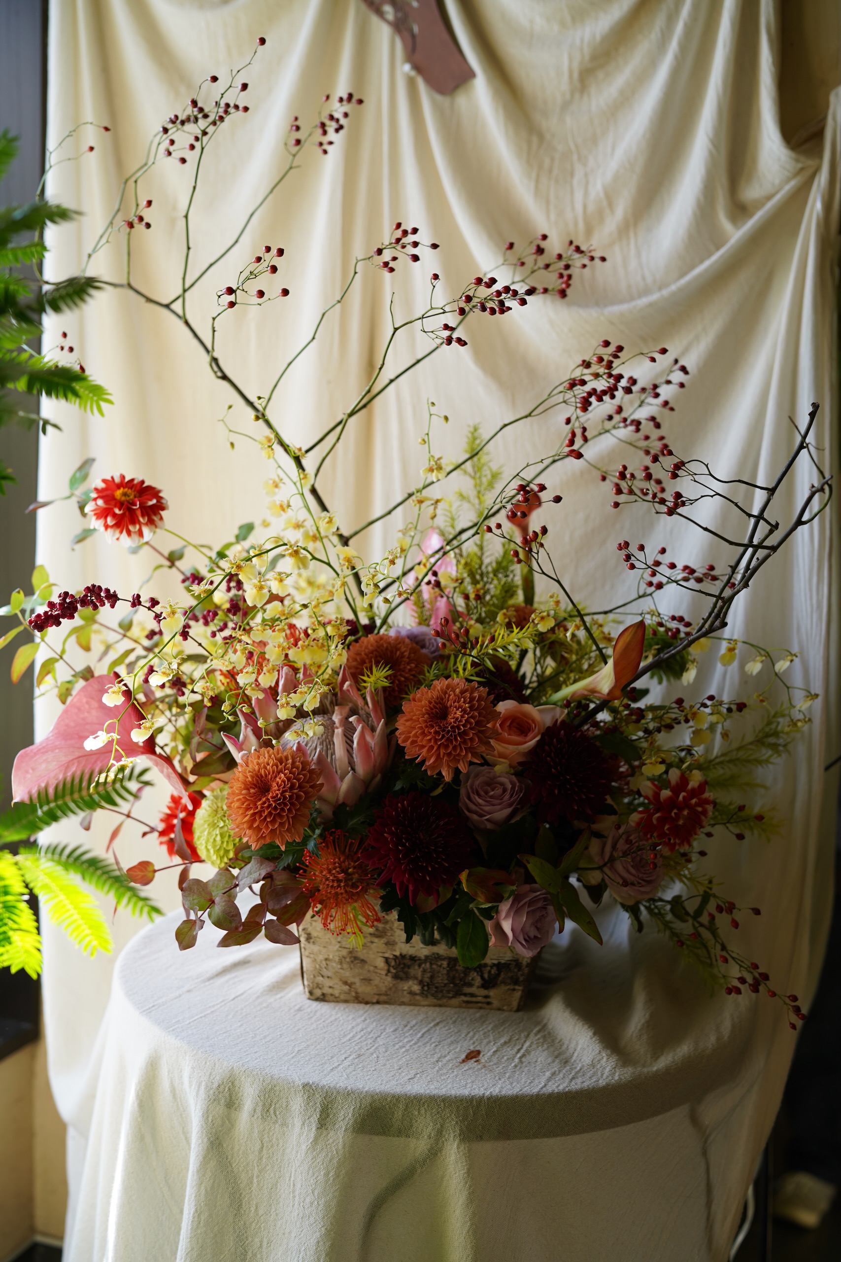 野バラ、ディスパッドマムという特別な菊とダリアのアレンジメント